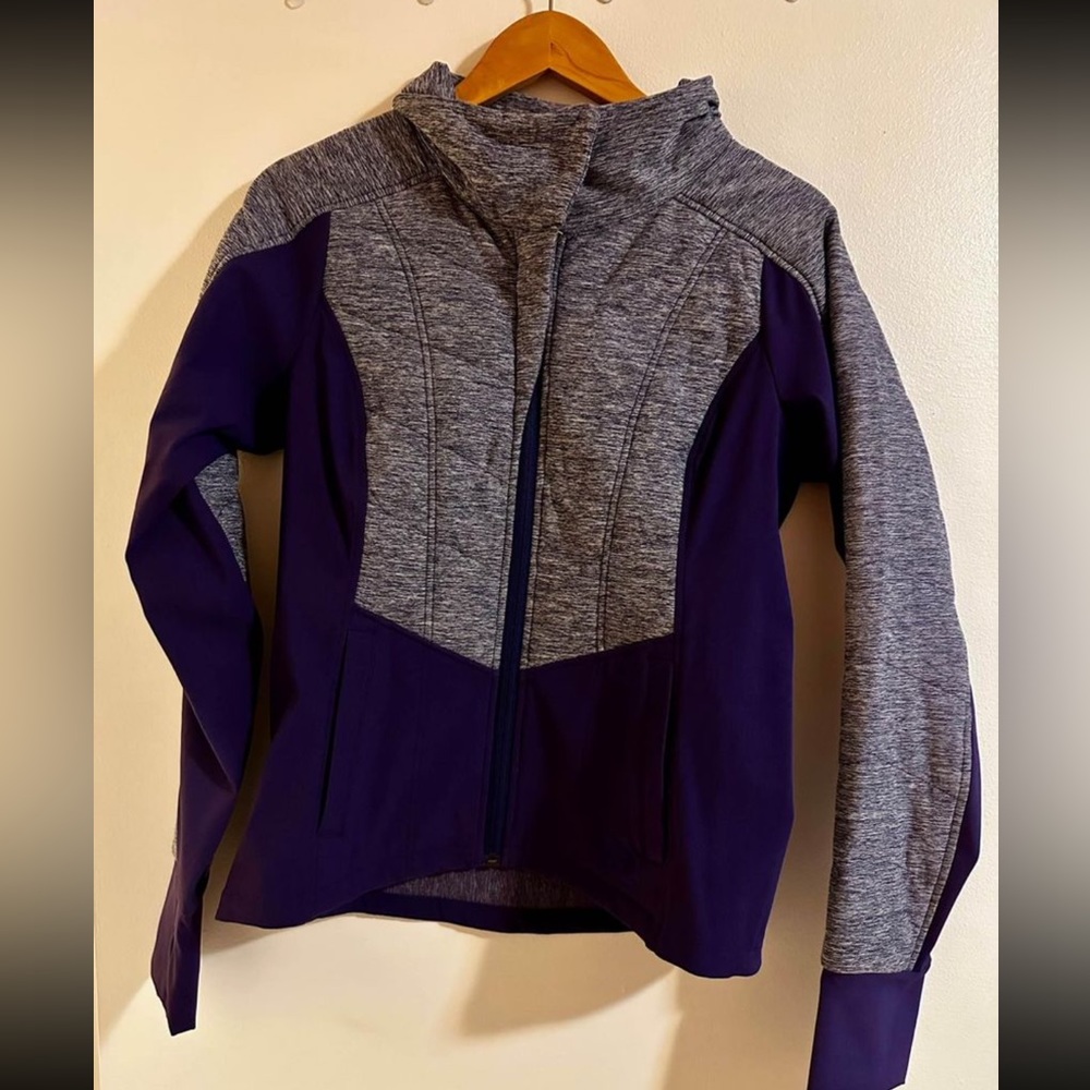 Medium women’s purple north face wind jacket.